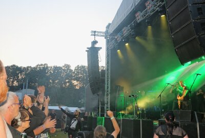 Botschaften und viel Musik: Das Open Air wo einst Rammstein als Newcomer die Bühne rockten... -  Fiddlers Green aus Erlangen am Freitagabend auf der Bühne. Foto: Simone Zeh