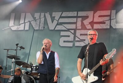 Botschaften und viel Musik: Das Open Air wo einst Rammstein als Newcomer die Bühne rockten... - Bühnenpräsent bei "Universum 25": Michael Robert Rhein von "In Extremo" (links) und Gunnar Schroeder von "Dritte Wahl".Foto: Simone Zeh