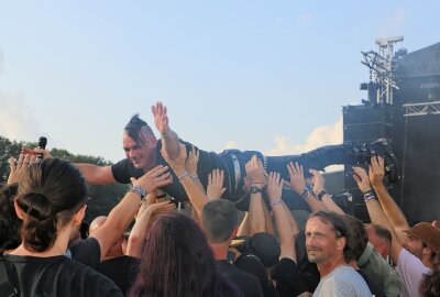 Botschaften und viel Musik: Das Open Air wo einst Rammstein als Newcomer die Bühne rockten... - Crowdsurfing gehört dazu. Sänger René Alauff von "Heldmaschine" aus Koblenz. Foto: Simone Zeh