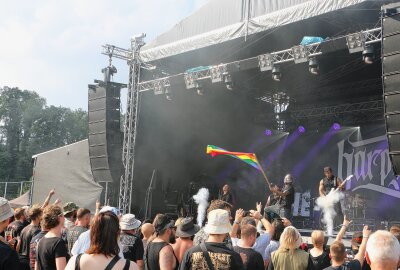 Botschaften und viel Musik: Das Open Air wo einst Rammstein als Newcomer die Bühne rockten... - Harpyie aus Westphalen begeisterten mit melodischem Folkmetal. Foto: Simone Zeh