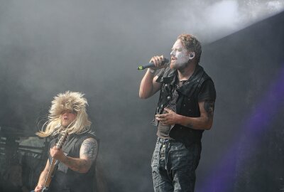 Botschaften und viel Musik: Das Open Air wo einst Rammstein als Newcomer die Bühne rockten... - Harpyie aus Westphalen begeisterten mit melodischem Folkmetal. Foto: Simone Zeh