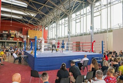 Boxturnier begeistert Zuschauer in der Galerie Roter Turm - Am vergangenen Wochenende verwandelte sich die Kinokassenetage der Galerie Roter Turm in Chemnitz in eine Arena voller Spannung und sportlicher Höchstleistungen. Foto: Martin Stahl