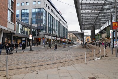 Brachland oder Wohlfühloase: Das Problem der Chemnitzer Innenstadt - An der Zentralhaltestelle sind ebenfalls einige Gewerbeflächen zu vermieten. Foto: bl