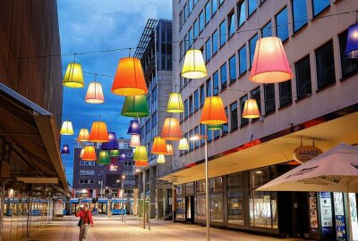 Brachland oder Wohlfühloase: Das Problem der Chemnitzer Innenstadt - Lampenschirme in der Straße Am Rathaus leuchten abends. Foto: Harry Härtel