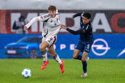 Brackelmann schießt Paderborn an die Tabellenspitze - Hart umkämpftes Duell in Paderborn.