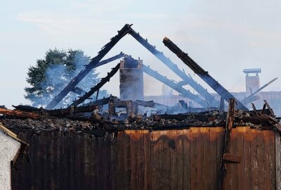 Brand an Mehrfamilienhaus: Dachstuhl stürzt ein - Am Dienstagabend kam es zu einem Dachstuhlbrand in Thammenhain . Foto: xcitepress/XCitePress