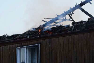 Brand an Mehrfamilienhaus: Dachstuhl stürzt ein - Am Dienstagabend kam es zu einem Dachstuhlbrand in Thammenhain . Foto: xcitepress/XCitePress