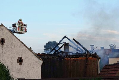 Brand an Mehrfamilienhaus: Dachstuhl stürzt ein - Am Dienstagabend kam es zu einem Dachstuhlbrand in Thammenhain . Foto: xcitepress/XCitePress