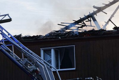 Brand an Mehrfamilienhaus: Dachstuhl stürzt ein - Am Dienstagabend kam es zu einem Dachstuhlbrand in Thammenhain . Foto: xcitepress/XCitePress