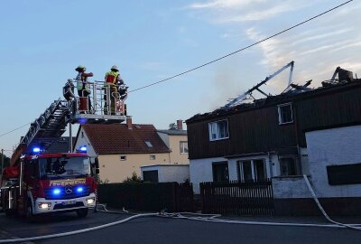 Brand an Mehrfamilienhaus: Dachstuhl stürzt ein - Am Dienstagabend kam es zu einem Dachstuhlbrand in Thammenhain . Foto: xcitepress/XCitePress