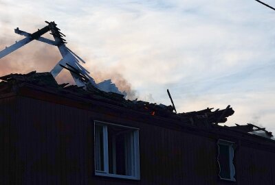 Brand an Mehrfamilienhaus: Dachstuhl stürzt ein - Am Dienstagabend kam es zu einem Dachstuhlbrand in Thammenhain . Foto: xcitepress/XCitePress