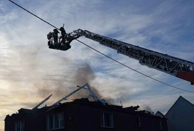 Brand an Mehrfamilienhaus: Dachstuhl stürzt ein - Am Dienstagabend kam es zu einem Dachstuhlbrand in Thammenhain . Foto: xcitepress/XCitePress