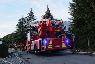 Brand an Mehrfamilienhaus: Dachstuhl stürzt ein - Am Dienstagabend kam es zu einem Dachstuhlbrand in Thammenhain . Foto: xcitepress/XCitePress