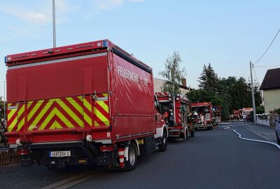 Brand an Mehrfamilienhaus: Dachstuhl stürzt ein - Am Dienstagabend kam es zu einem Dachstuhlbrand in Thammenhain . Foto: xcitepress/XCitePress