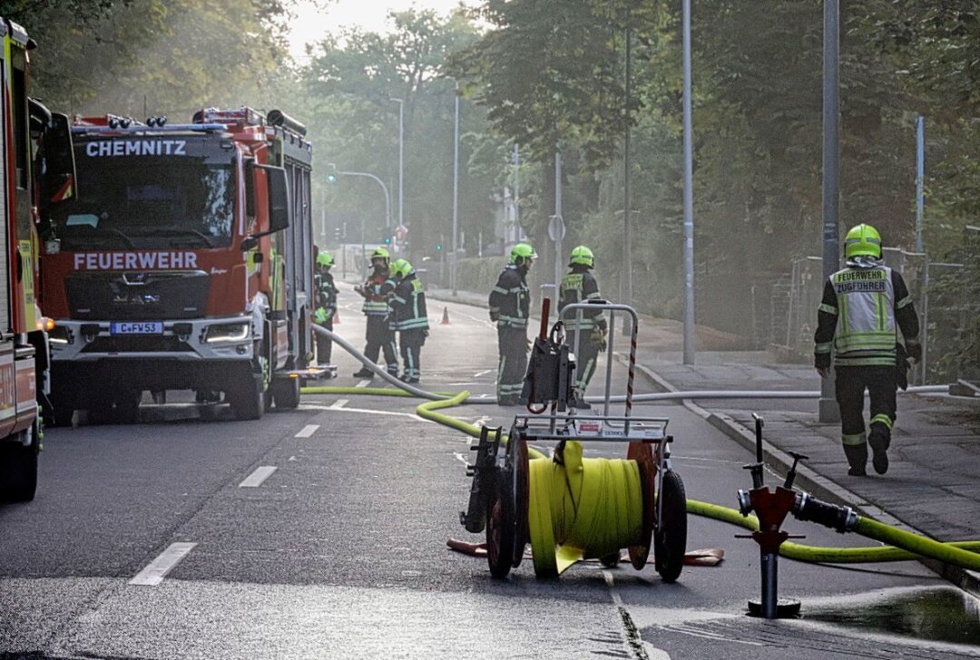 Brand auf der Dresdner Straße: Verkehr wird umgeleitet - Am der Dresdner Straße kommt es zu einem Feuerwehreinsatz. Foto: Harry Härtel