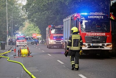 Brand auf der Dresdner Straße: Verkehr wird umgeleitet - Am der Dresdner Straße kommt es zu einem Feuerwehreinsatz. Foto: Harry Härtel