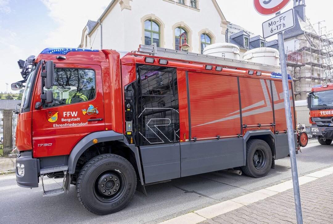 Brand auf Schulgelände im Erzgebirge - Brandeinsatz für die Feuerwehren aus Ehrenfriedersdorf, Geyer und Thum. Foto: Bernd März