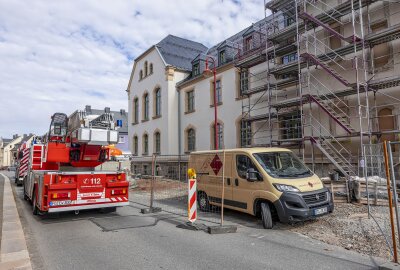 Brand auf Schulgelände im Erzgebirge - Brandeinsatz für die Feuerwehren aus Ehrenfriedersdorf, Geyer und Thum. Foto: Bernd März