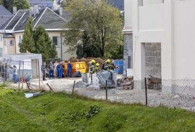 Brand auf Schulgelände im Erzgebirge - Brandeinsatz für die Feuerwehren aus Ehrenfriedersdorf, Geyer und Thum. Foto: Bernd März