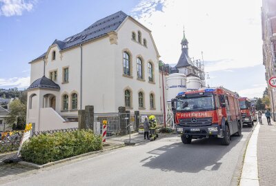 Brand auf Schulgelände im Erzgebirge - Brandeinsatz für die Feuerwehren aus Ehrenfriedersdorf, Geyer und Thum. Foto: Bernd März