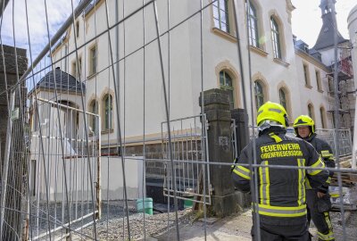 Brand auf Schulgelände im Erzgebirge - Brandeinsatz für die Feuerwehren aus Ehrenfriedersdorf, Geyer und Thum. Foto: Bernd März