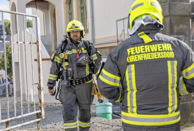 Brand auf Schulgelände im Erzgebirge - Brandeinsatz für die Feuerwehren aus Ehrenfriedersdorf, Geyer und Thum. Foto: Bernd März