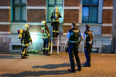 Brand in Aue: Feuerwehr rettet Bewohner aus verrauchter Wohnung - 