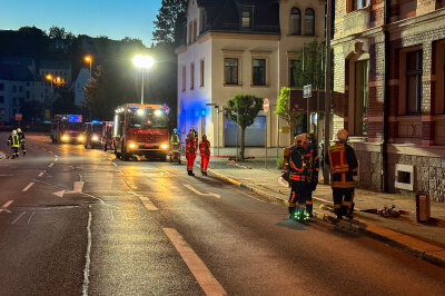 Brand in Aue: Feuerwehr rettet Bewohner aus verrauchter Wohnung - 