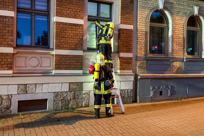 Brand in Aue: Feuerwehr rettet Bewohner aus verrauchter Wohnung - 