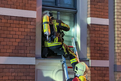 Brand in Aue: Feuerwehr rettet Bewohner aus verrauchter Wohnung - 