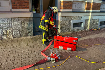 Brand in Aue: Feuerwehr rettet Bewohner aus verrauchter Wohnung - 