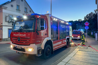 Brand in Aue: Feuerwehr rettet Bewohner aus verrauchter Wohnung - 