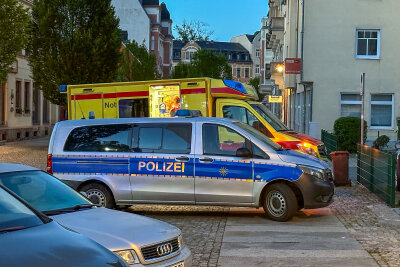 Brand in Aue: Feuerwehr rettet Bewohner aus verrauchter Wohnung - 