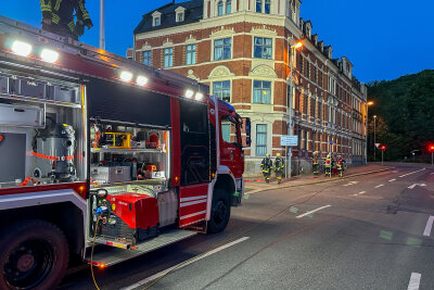 Brand in Aue: Feuerwehr rettet Bewohner aus verrauchter Wohnung - 