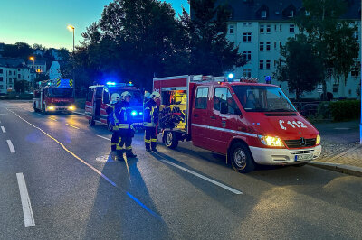 Brand in Aue: Feuerwehr rettet Bewohner aus verrauchter Wohnung - 