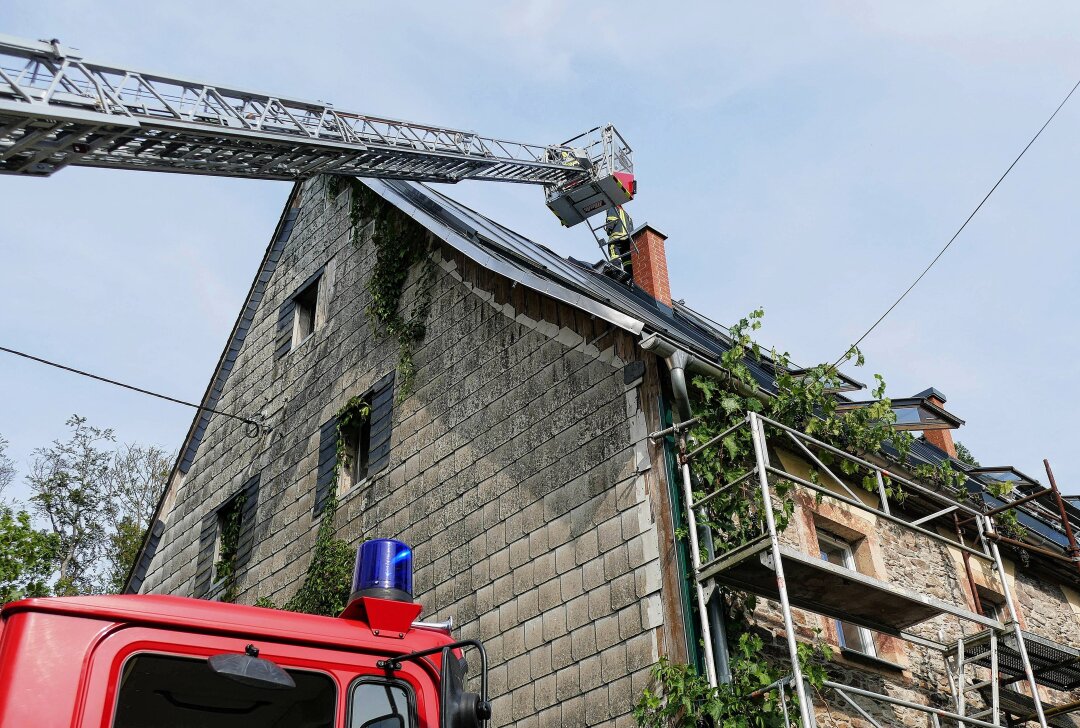 Brand in Borstendorf: Schnelle Reaktion verhindert Schlimmeres - Per Drehleiter gelangten die Kameraden sofort zum Brandherd. Foto: Andreas Bauer