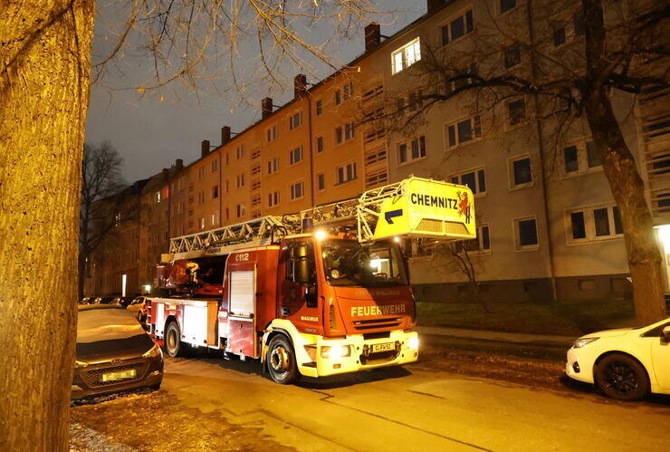 Brand in Chemnitzer Hausflur: Feuerwehr entdeckt bei Einsatz Leiche in Nachbarwohnung - Entdeckung einer Leiche bei Kontrollen durch Feuerwehr.