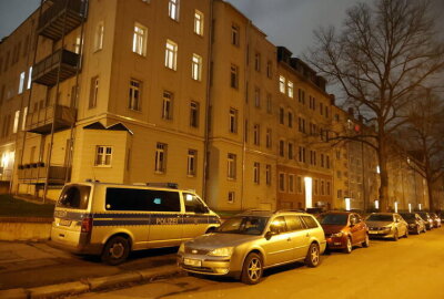 Brand in Chemnitzer Hausflur: Feuerwehr entdeckt bei Einsatz Leiche in Nachbarwohnung - Ermittlungen der Polizei zu Todesumständen eingeleitet.