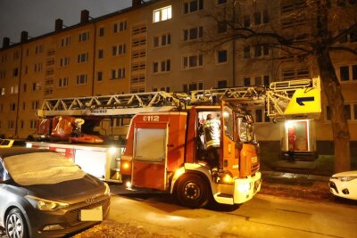 Brand in Chemnitzer Hausflur: Feuerwehr entdeckt bei Einsatz Leiche in Nachbarwohnung - Tragischer Vorfall im Hausflur: Matratze in Brand gesetzt.