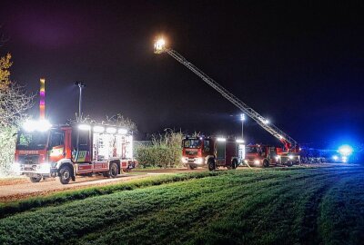 Brand in Chemnitzer Kleingartenanlage: Gartenlaube vollständig ausgebrannt - Am späten Nachmittag des 6. November wurde die Feuerwehr Chemnitz zu einem Brand in der Kleingartenanlage An der Riesaer Bahnlinie gerufen. Foto: ChemPic