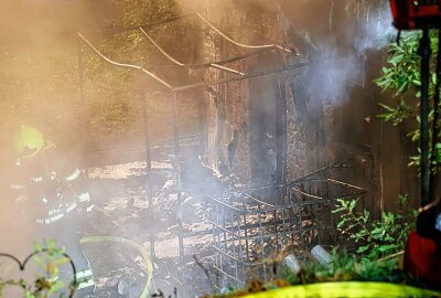 Brand in Chemnitzer Kleingartenanlage: Gartenlaube vollständig ausgebrannt - Am späten Nachmittag des 6. November wurde die Feuerwehr Chemnitz zu einem Brand in der Kleingartenanlage An der Riesaer Bahnlinie gerufen. Foto: ChemPic