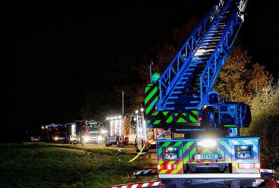 Brand in Chemnitzer Kleingartenanlage: Gartenlaube vollständig ausgebrannt - Am späten Nachmittag des 6. November wurde die Feuerwehr Chemnitz zu einem Brand in der Kleingartenanlage An der Riesaer Bahnlinie gerufen. Foto: ChemPic