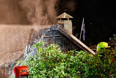 Brand in Chemnitzer Kleingartenanlage: Gartenlaube vollständig ausgebrannt - Am späten Nachmittag des 6. November wurde die Feuerwehr Chemnitz zu einem Brand in der Kleingartenanlage An der Riesaer Bahnlinie gerufen. Foto: ChemPic