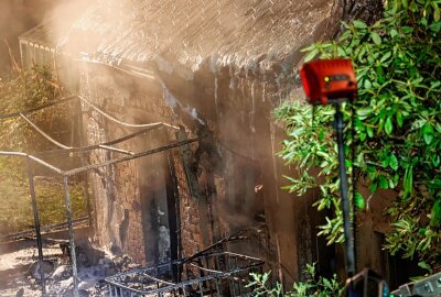 Brand in Chemnitzer Kleingartenanlage: Gartenlaube vollständig ausgebrannt - Am späten Nachmittag des 6. November wurde die Feuerwehr Chemnitz zu einem Brand in der Kleingartenanlage An der Riesaer Bahnlinie gerufen. Foto: ChemPic