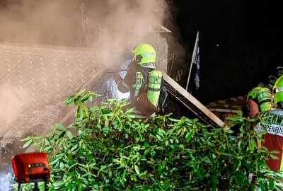 Brand in Chemnitzer Kleingartenanlage: Gartenlaube vollständig ausgebrannt - Am späten Nachmittag des 6. November wurde die Feuerwehr Chemnitz zu einem Brand in der Kleingartenanlage An der Riesaer Bahnlinie gerufen. Foto: ChemPic