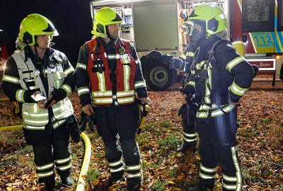 Brand in Chemnitzer Kleingartenanlage: Gartenlaube vollständig ausgebrannt - Am späten Nachmittag des 6. November wurde die Feuerwehr Chemnitz zu einem Brand in der Kleingartenanlage An der Riesaer Bahnlinie gerufen. Foto: ChemPic