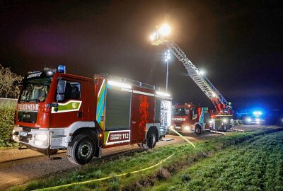 Brand in Chemnitzer Kleingartenanlage: Gartenlaube vollständig ausgebrannt - Am späten Nachmittag des 6. November wurde die Feuerwehr Chemnitz zu einem Brand in der Kleingartenanlage An der Riesaer Bahnlinie gerufen. Foto: ChemPic