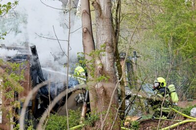 Brand in Chemnitzer Kleingartenanlage - Am Donnerstag brannte eine Laube in der Kleingartenanlage an der Frankenberger Straße. Foto: Harry Haertel