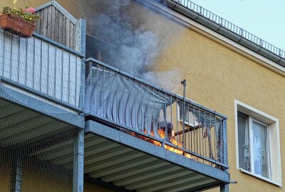 Brand in Dresden: Balkon eines Mehrfamilienhauses in Flammen - Als die Einsatzkräfte eintrafen, brannte der Balkon eines Mehrfamilienhauses bereits und der Rauch war in die Wohnung eingedrungen. Foto: Roland Halkasch