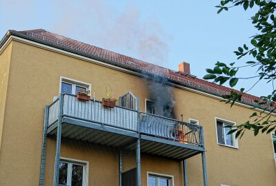 Brand in Dresden: Balkon eines Mehrfamilienhauses in Flammen - Als die Einsatzkräfte eintrafen, brannte der Balkon eines Mehrfamilienhauses bereits und der Rauch war in die Wohnung eingedrungen. Foto: Roland Halkasch